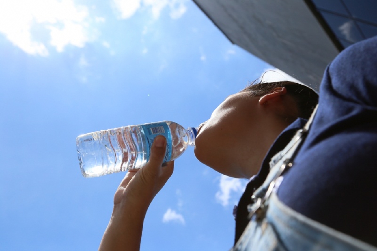 Beber água gelada ou em temperatura ambiente: qual ajuda mais na hidratação, segundo nutricionistas