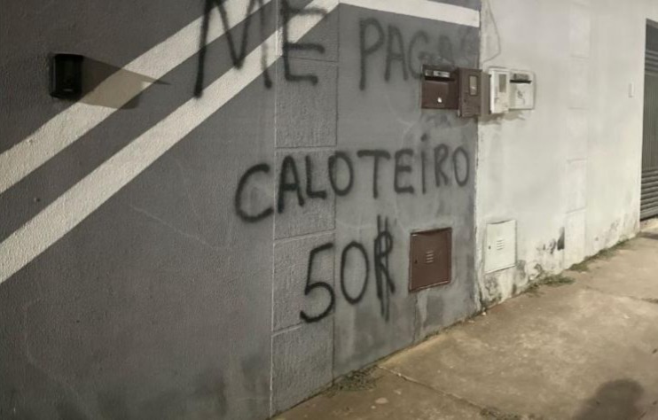 Influenciador dá calote de R$ 50 em empresária de Anápolis e ela picha muro da ex dele cobrando a dívida