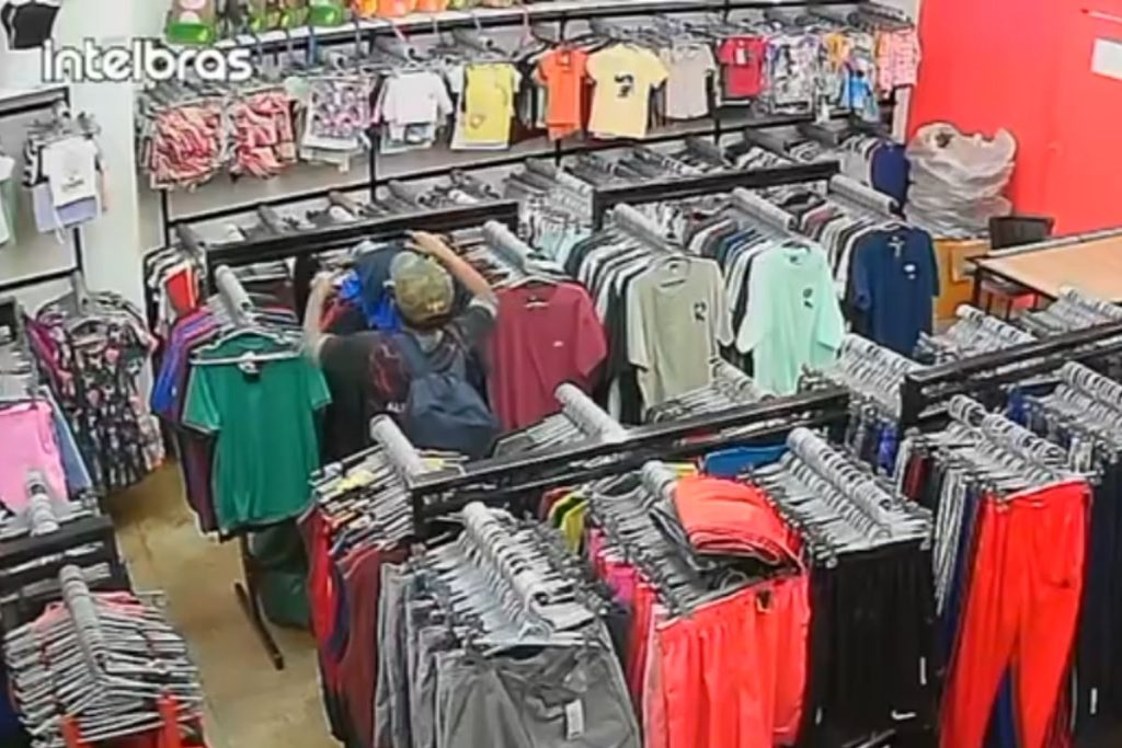 Câmeras flagram ação de homem que tentou passar a perna em loja de roupas em Anápolis e se deu mal