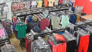 Câmeras flagram ação de homem que tentou passar a perna em loja de roupas em Anápolis e se deu mal