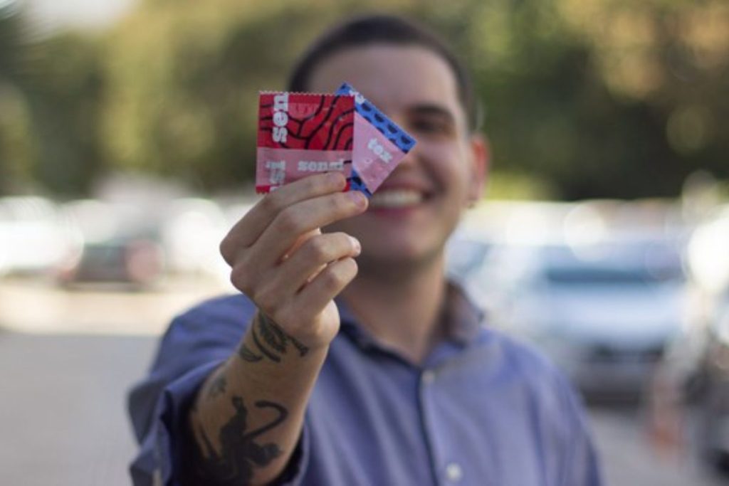 Texturizada ou fina: moradores de Goiás já podem pegar novas camisinhas do SUS, com sensação pele na pele