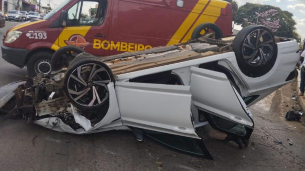 Motorista capotou o carro no cruzamento entre as avenidas Mato Grosso e Ana Jacinta.