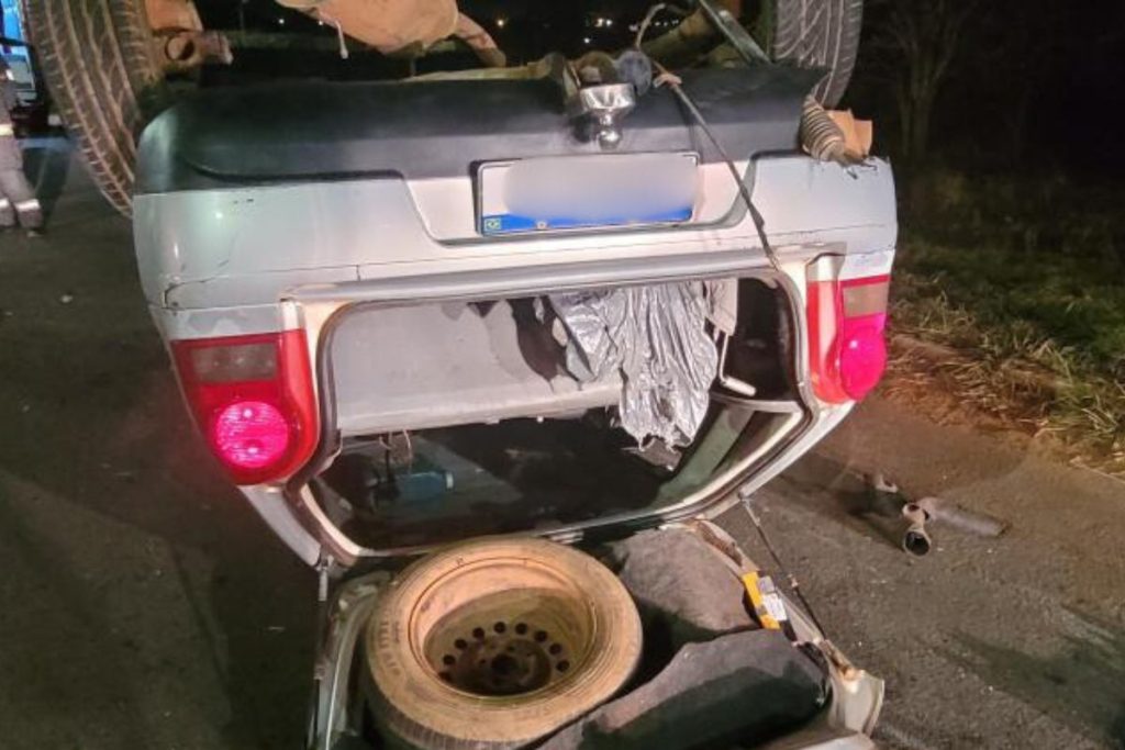 Homem morre esmagado por carro após gravíssimo acidente em Goiânia