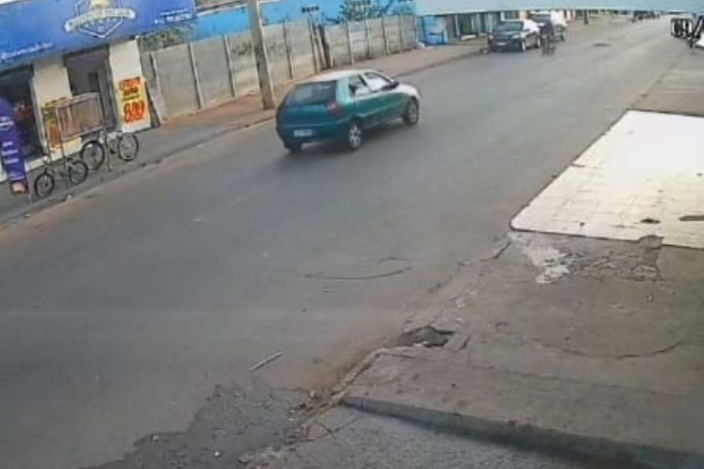 Carro que estava andando de ré em Anápolis causou um baita estrago