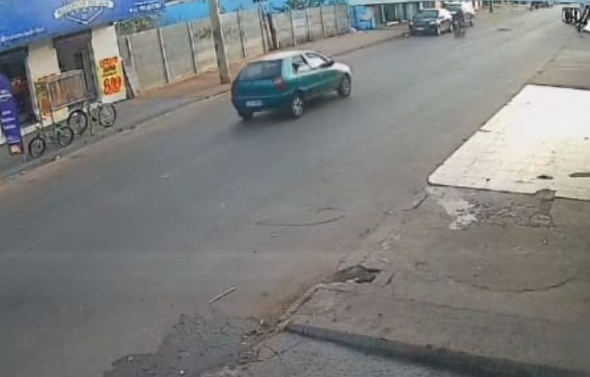Carro que estava andando de ré em Anápolis causou um baita estrago