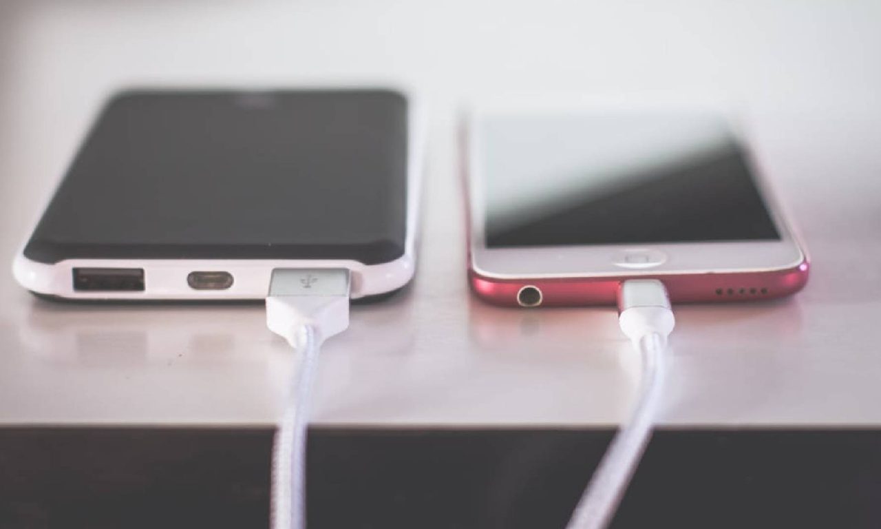 Deixar o celular carregando à noite inteira estraga a bateria? Veja o que dizem especialistas