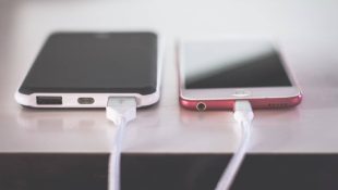 Deixar o celular carregando à noite inteira estraga a bateria? Veja o que dizem especialistas
