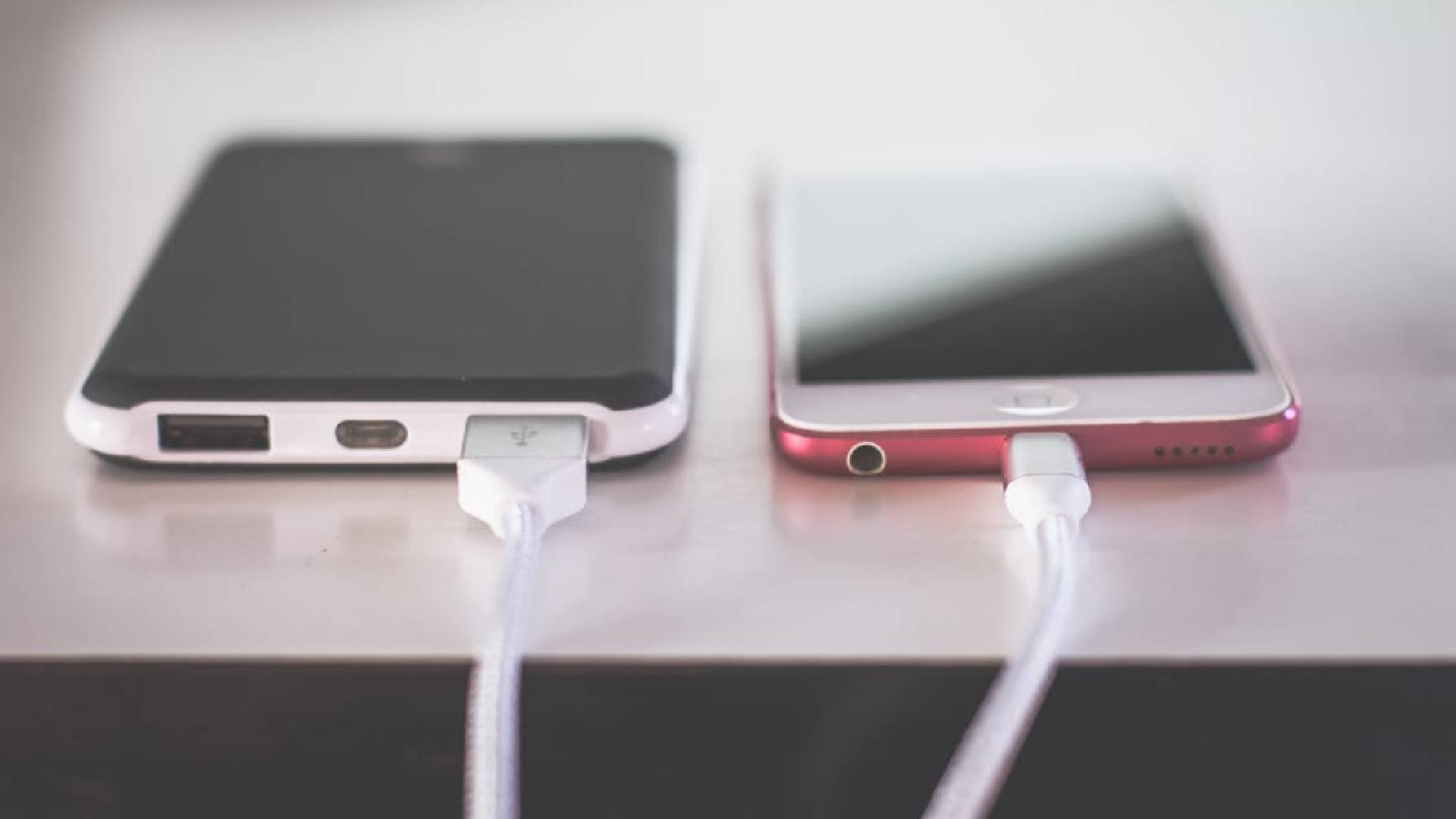Deixar o celular carregando à noite inteira estraga a bateria? Veja o que dizem especialistas
