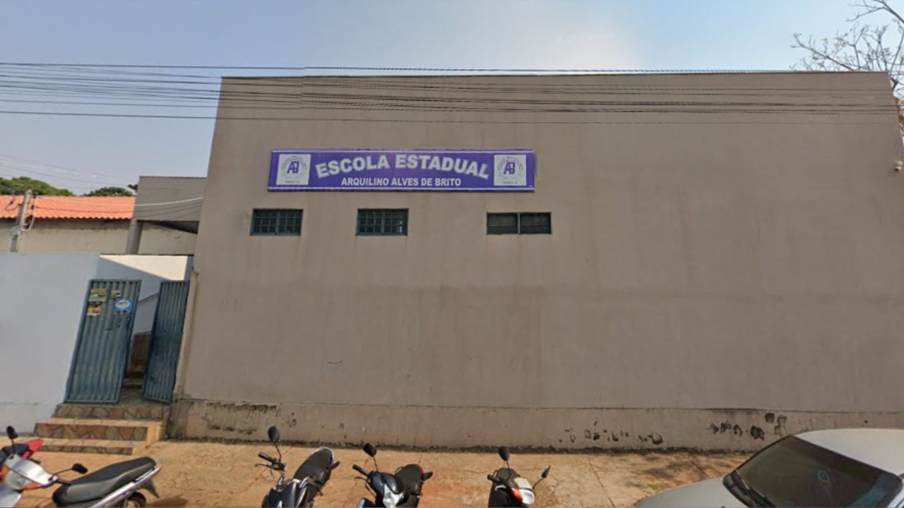 Escola Estadual Arquilino Alves de Brito, situada na zona rural de Mineiros. (Foto: Google Street View)