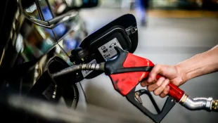 Qual é o melhor horário para viajar e evitar gastar mais combustível, segundo especialistas em trânsito