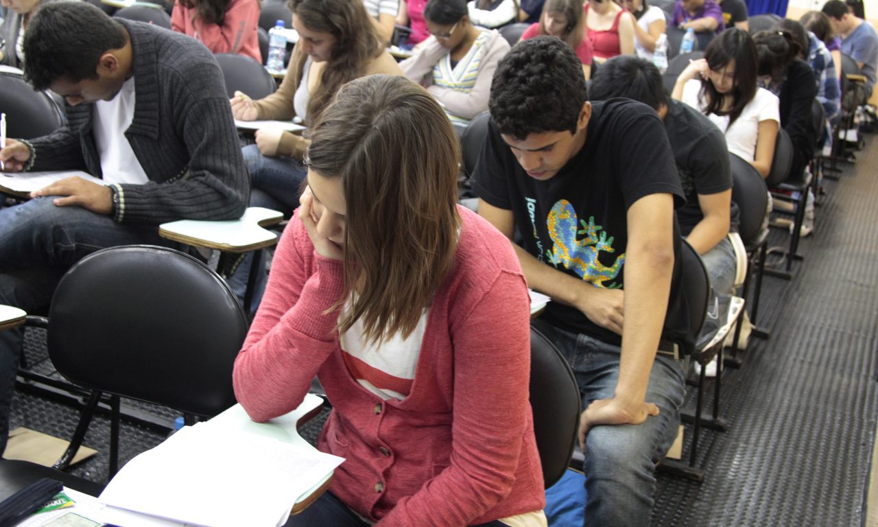 Banco abre concurso público com salário de R$ 10 mil para 06h de trabalho