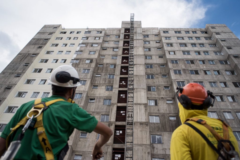 Vagas são para a construção civil.