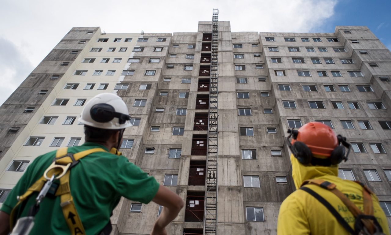 Vagas são para a construção civil.