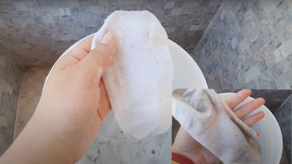 Truque simples para desencardir as meias brancas sem precisar esfregar