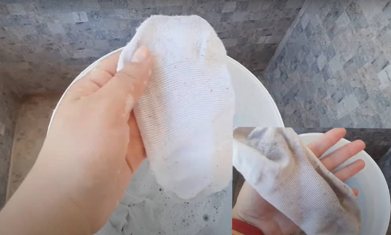 Truque simples para desencardir as meias brancas sem precisar esfregar