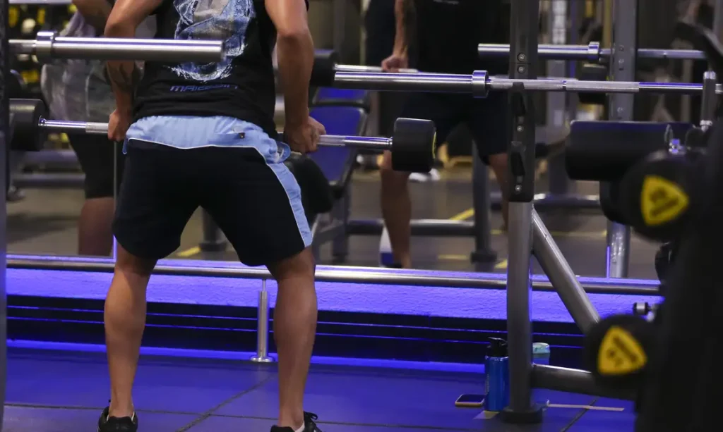 Dor muscular pós-treino é bom sinal? Descubra como acelerar a recuperação, segundo profissionais da educação física