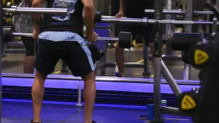 Dor muscular pós-treino é bom sinal? Descubra como acelerar a recuperação, segundo profissionais da educação física