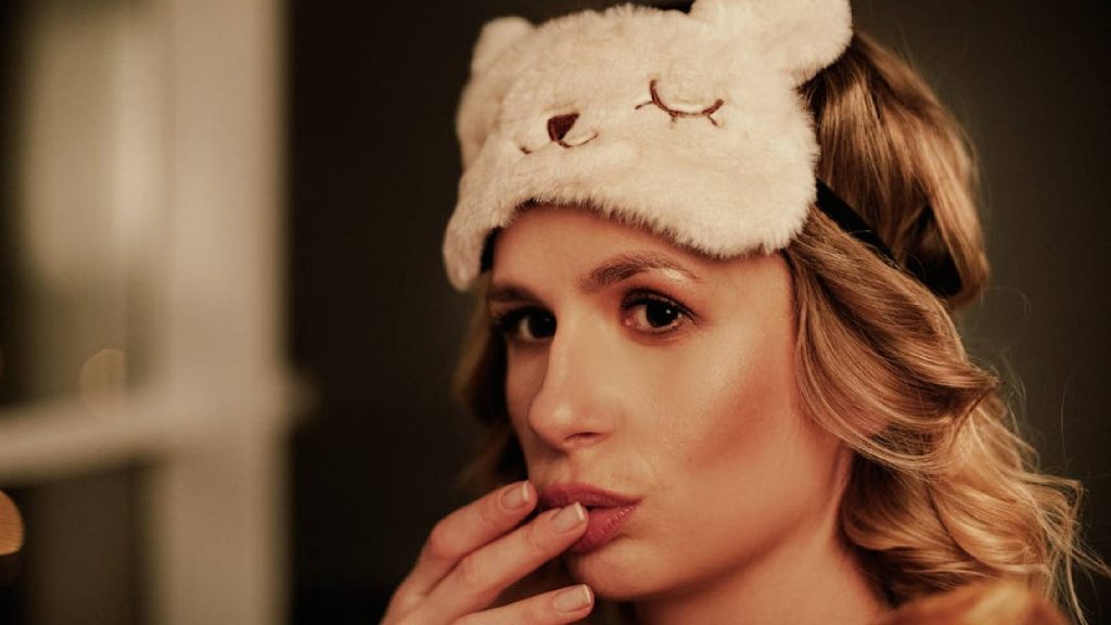 O que acontece se uma mulher criar o hábito de dormir com maquiagem, segundo dermatologistas