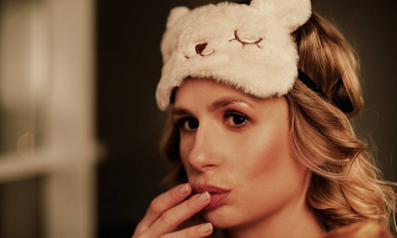 O que acontece se uma mulher criar o hábito de dormir com maquiagem, segundo dermatologistas