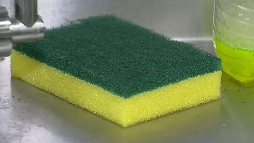 O que acontece se você não trocar a esponja de cozinha na frequência correta