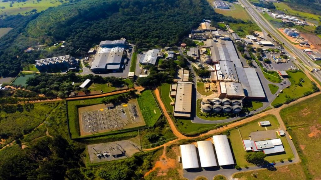 Quase mil pessoas são demitidas em um único dia após fechamento de fábrica bilionária