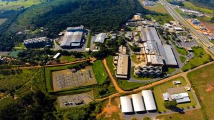 Quase mil pessoas são demitidas em um único dia após fechamento de fábrica bilionária