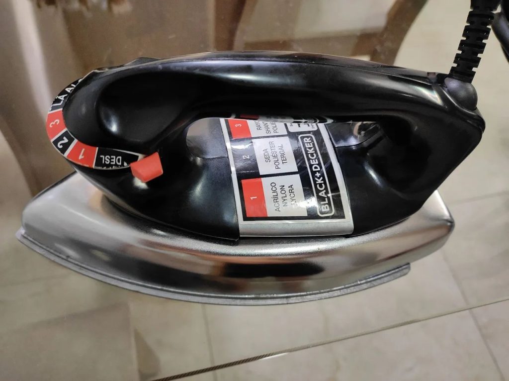 6 coisas que uma pessoa nunca deve fazer com o ferro de passar (acredite, muitos cometem esses erros)