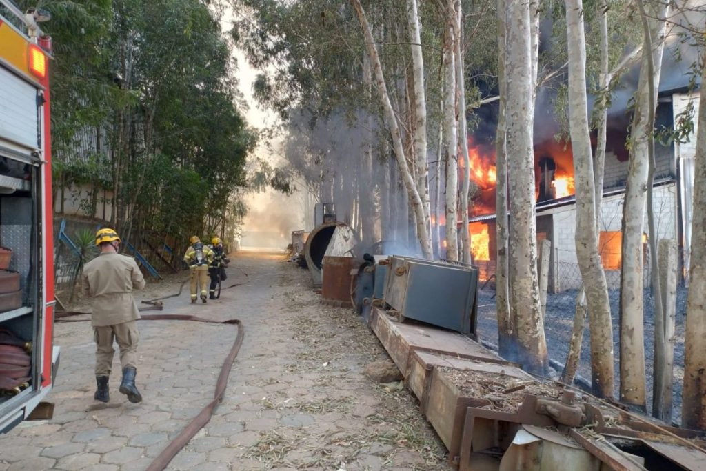 Incêndio no DAIA só deve terminar após dois dias de trabalhos do Corpo de Bombeiros; veja imagens