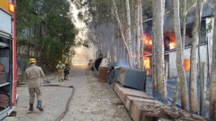 Incêndio no DAIA só deve terminar após dois dias de trabalhos do Corpo de Bombeiros; veja imagens