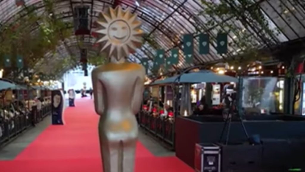 Cerimônia de premiação do Festival de Gramado. (Foto: Captura de Tela/Youtube/Jornal da Record)