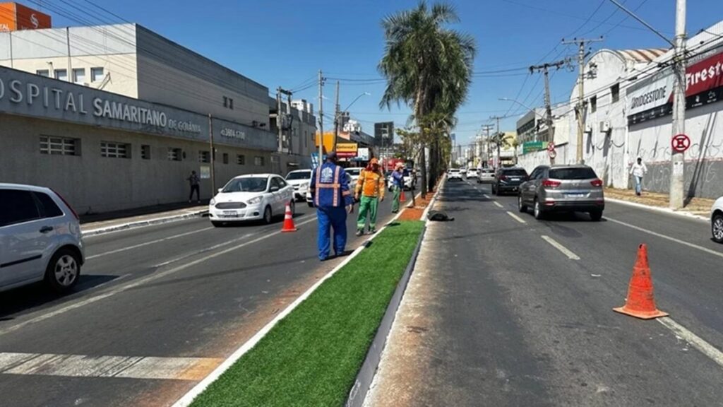 Grama sintética foi instalada em avenida de Goiânia. (Foto: Prefeitura de Goiânia)