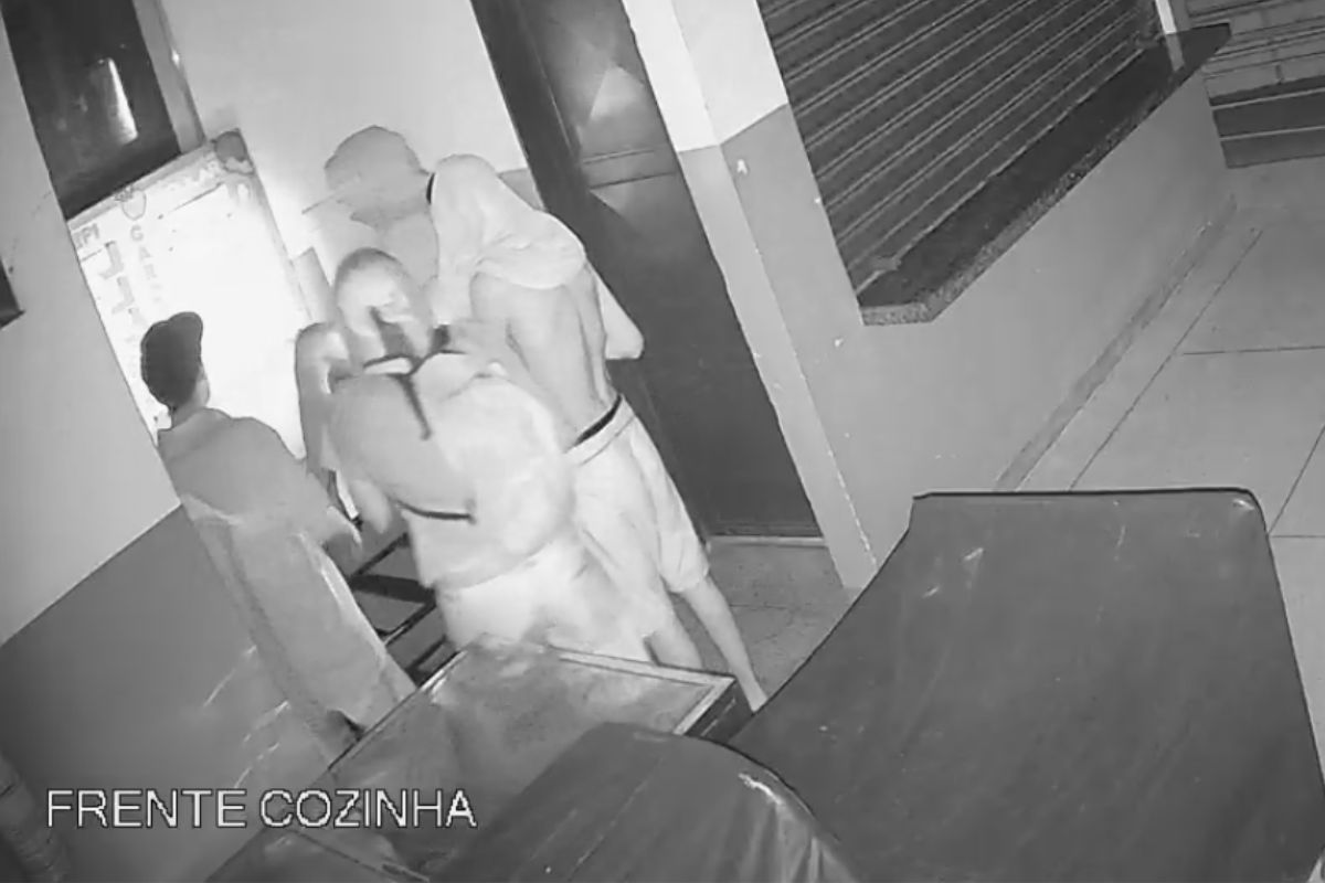 Ex-alunos e estudantes são flagrados furtando climatizadores de escola em Aparecida de Goiânia; câmera flagrou tudo