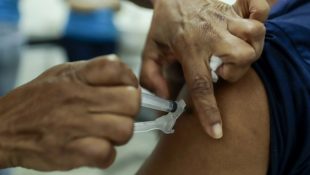 Vacina sendo aplicada. (Foto: Joédson Alves/Agência Brasil
