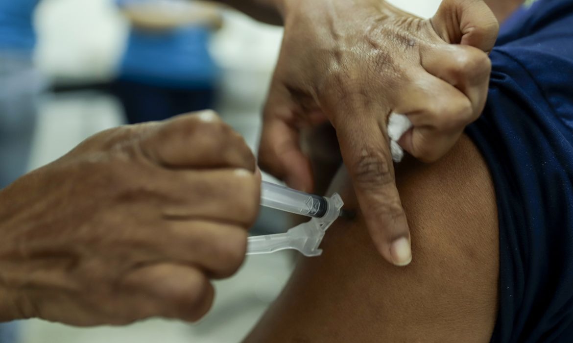 Vacina sendo aplicada. (Foto: Joédson Alves/Agência Brasil