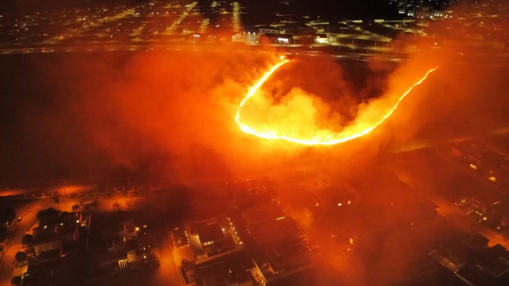 Incêndio toma proporções assustadoras às margens da BR-153. (Foto: @dettaengenharia)