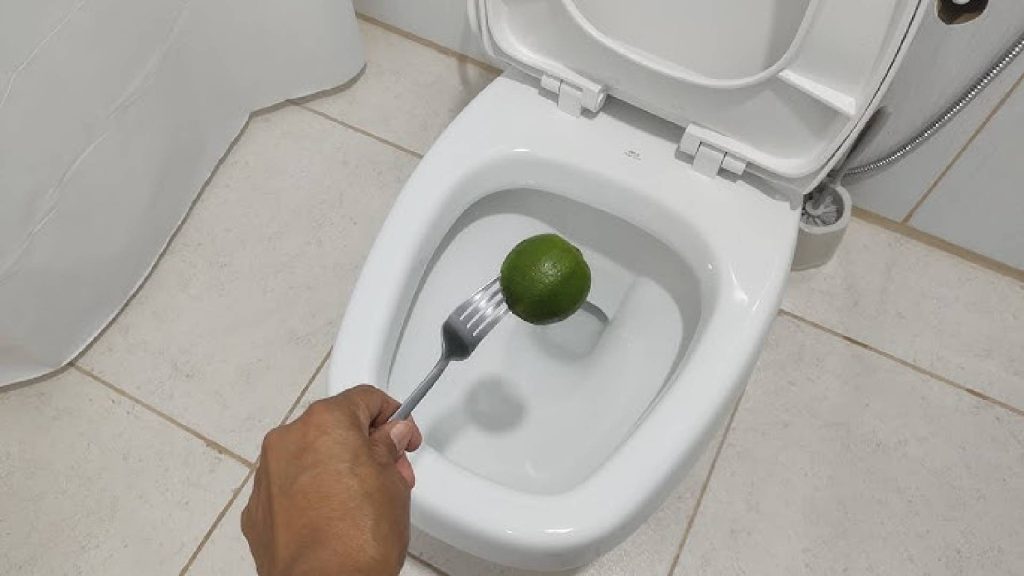 Dica simples com limão deixa o banheiro brilhando e sem mau cheiro