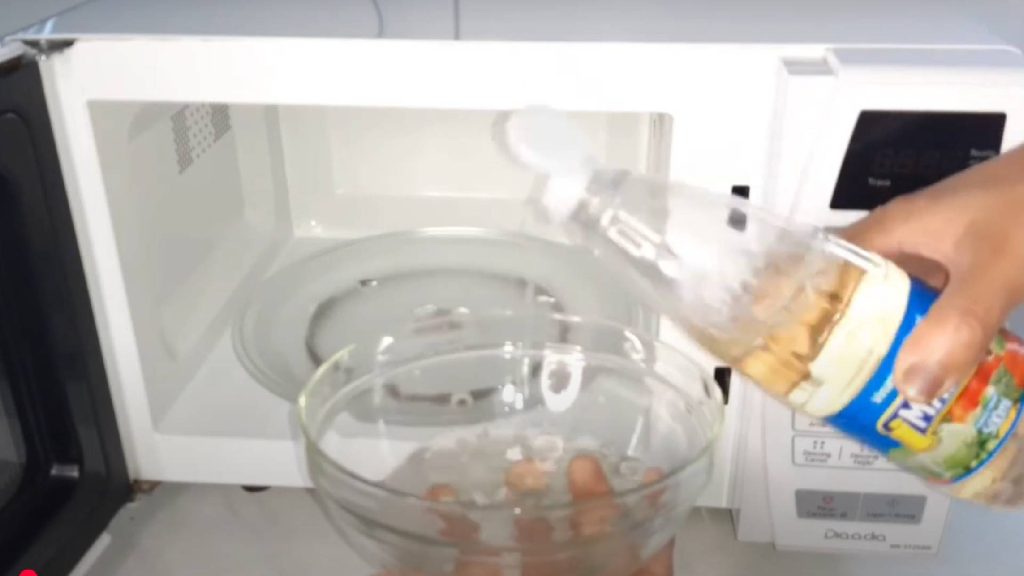 O segredo para limpar micro-ondas em 3 minutos sem esforço