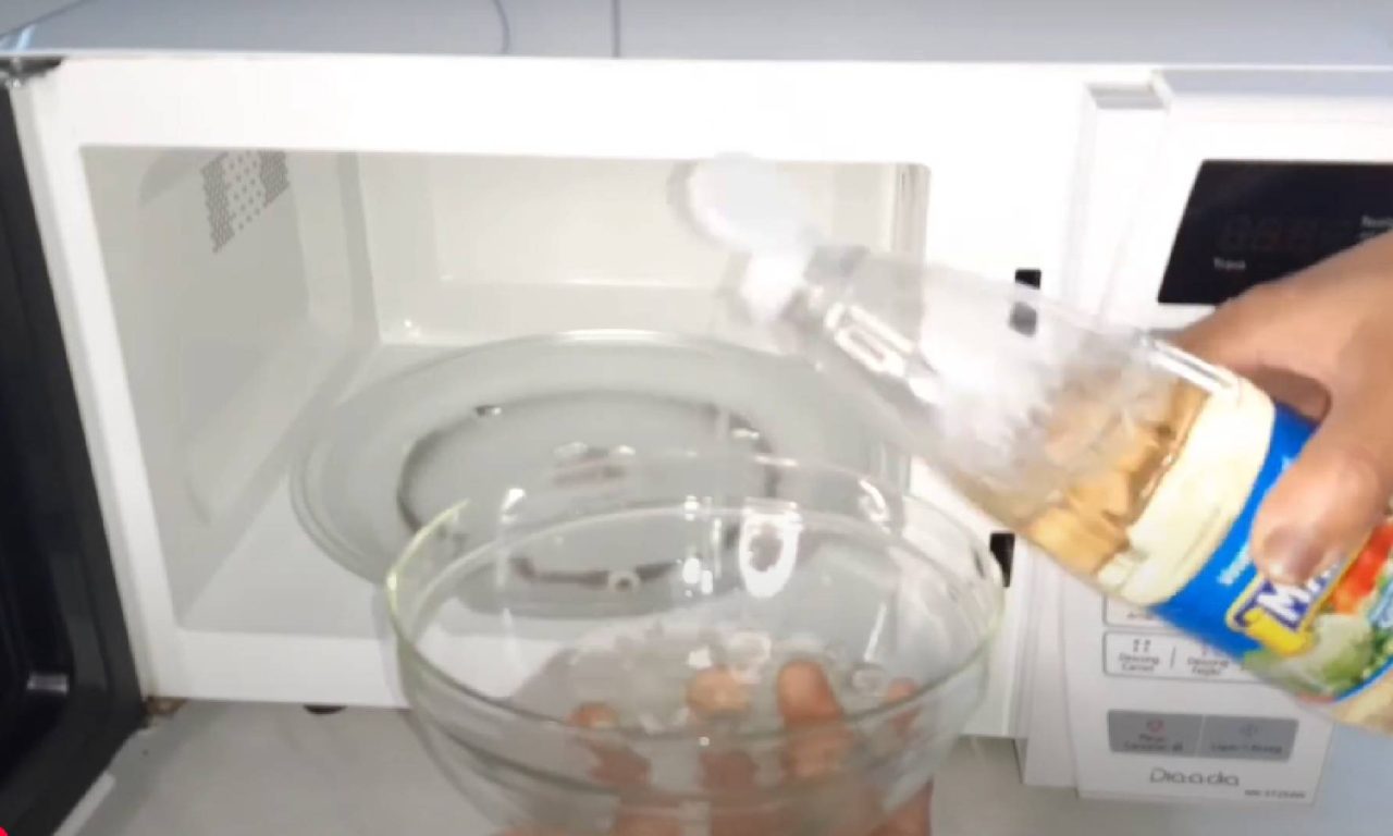 O segredo para limpar micro-ondas em 3 minutos sem esforço