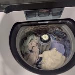 6 roupas que jamais podem ir na lava e seca, segundo técnicos experientes