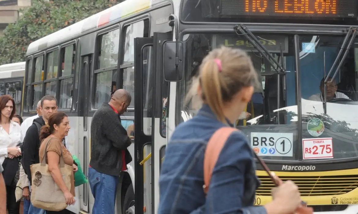 Mulher humilhada por motorista de ônibus após pedir ajuda para motorista ganha direito a indenização