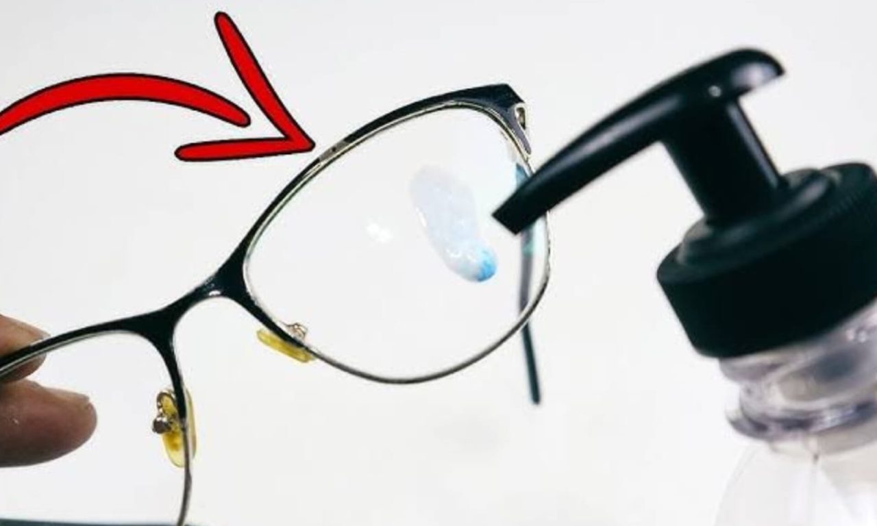 6 erros comuns ao limpar as lentes dos óculos que quem tem problema de vista comete