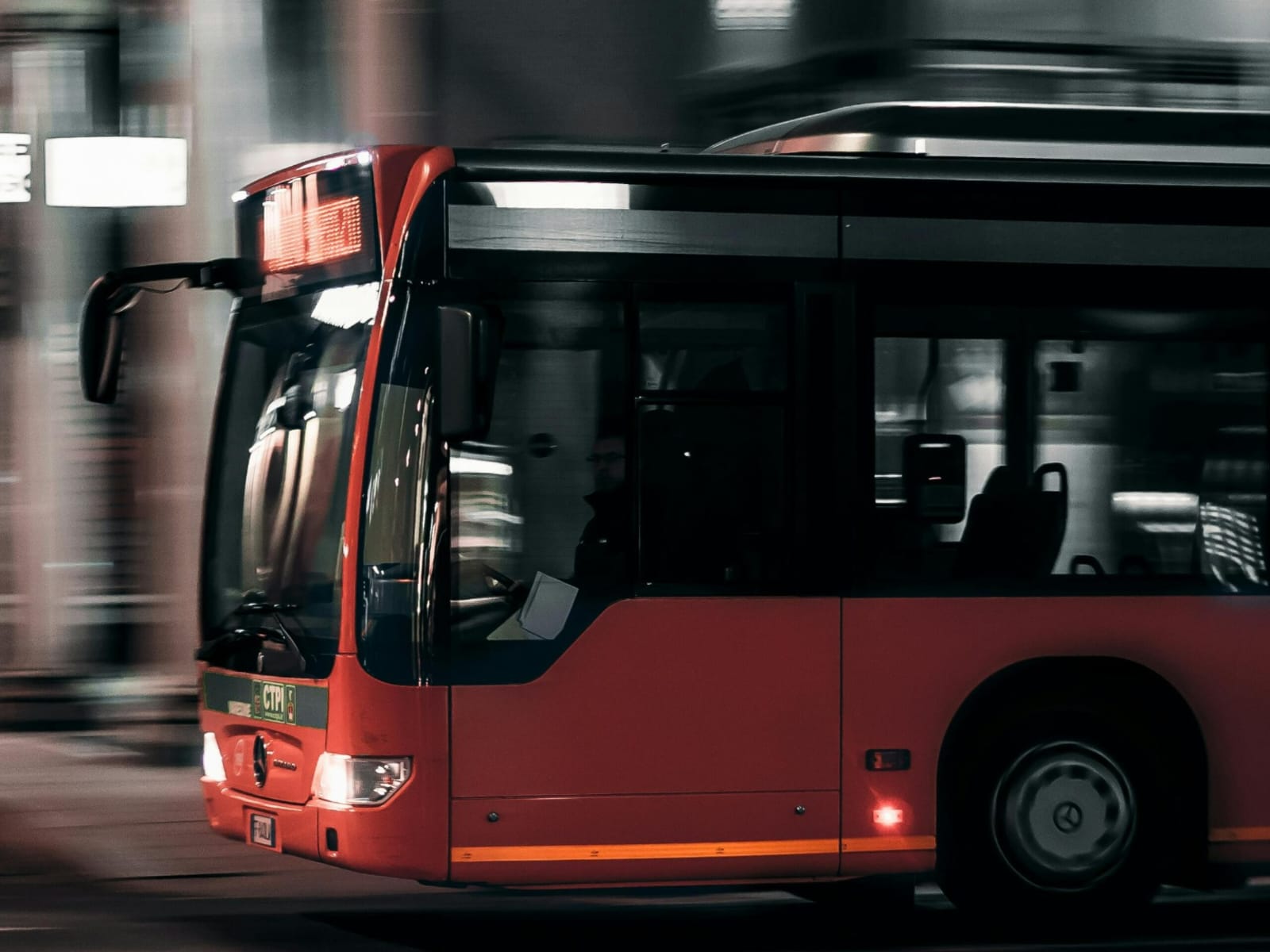Balada nudista invade ônibus em São Paulo, e organizador cogita edição em helicóptero