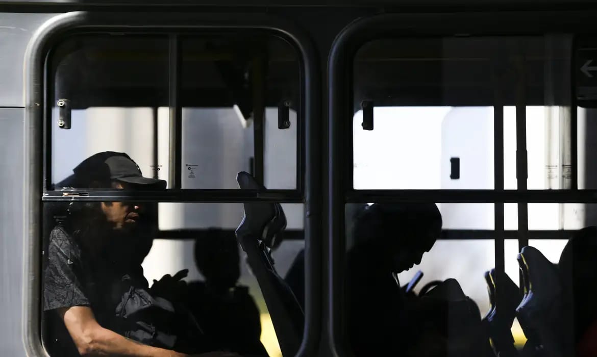6 coisas que todo mundo já viveu dentro de um ônibus (e ninguém esquece)