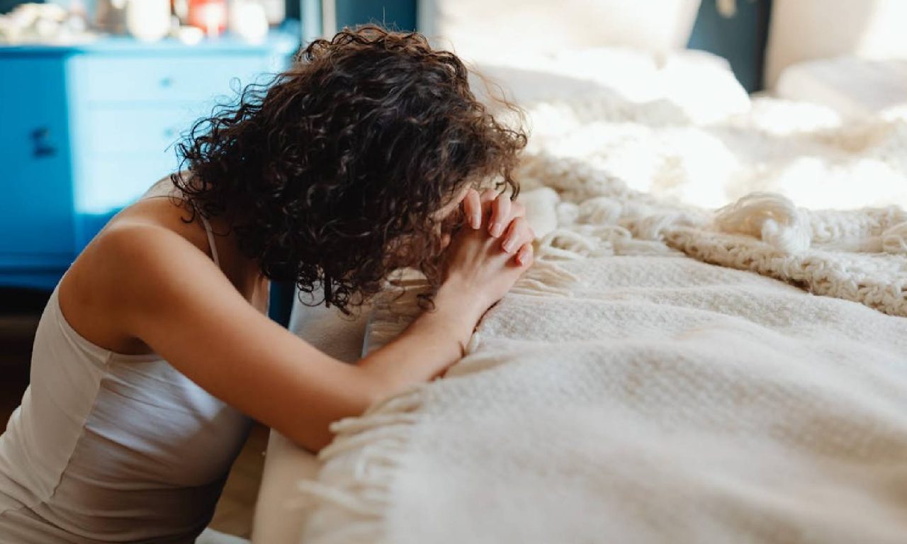 A oração curta que muitos rezam antes de dormir e dizem que muda o dia seguinte