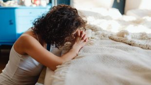A oração curta que muitos rezam antes de dormir e dizem que muda o dia seguinte