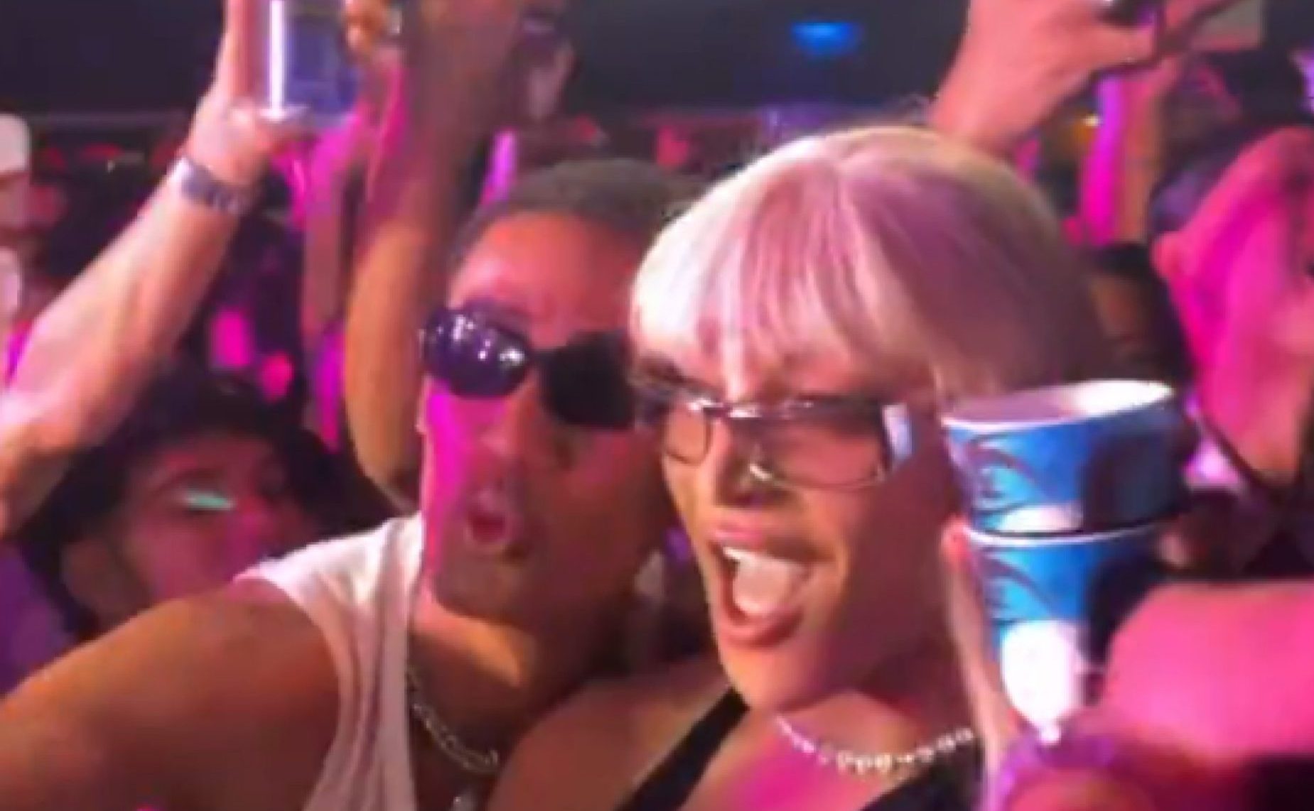 Pabllo Vittar leva puxão de cabelo de fã em show e reage com tapa