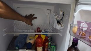 Truque para remover o gelo do freezer em minutos usando apenas papel alumínio
