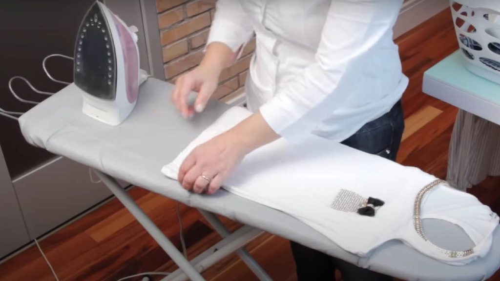 Descubra o erro que muita dona de casa comete na hora de passar roupa