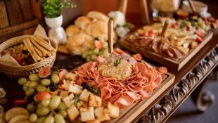 Jovem denuncia buffet em Anápolis por suposto calote na festa de casamento: “tudo que estava assinado, não cumpriu”