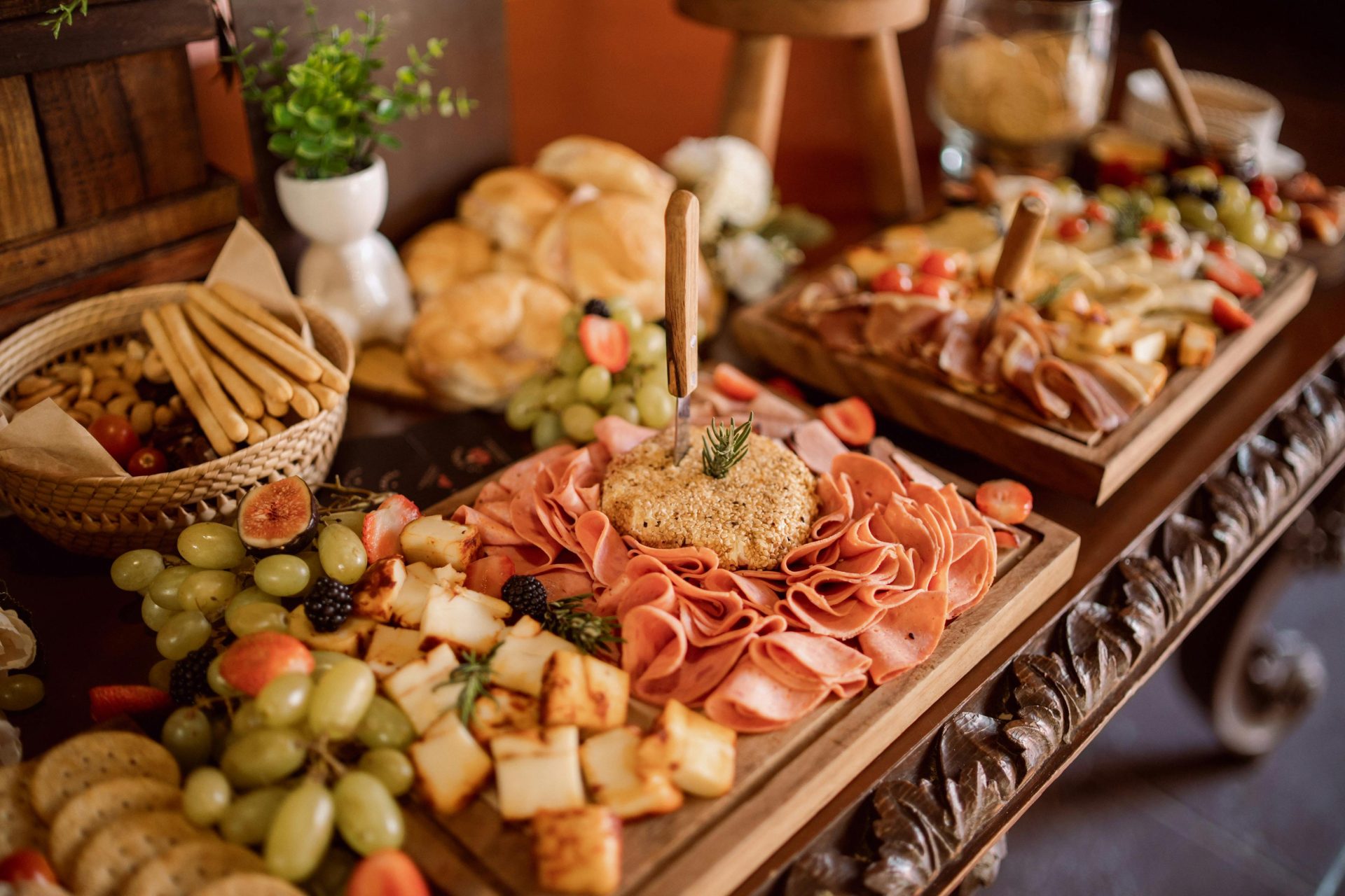 Jovem denuncia buffet em Anápolis por suposto calote na festa de casamento: “tudo que estava assinado, não cumpriu”